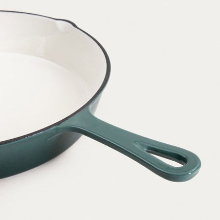 Homla - Andreas Cast Iron Pan - Gietijzeren Koekenpan - Ovenbestendig 220°C - Steakpan of Bakpan Inductie Geschikt - Duurzame Koekenpan - Ø26 x 5 cm - Groene Geëmailleerde Pan