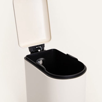 Homla - Linea Mat - Prullenbak Badkamer met Pedaal - Afvalbak Compact Metaal - Toilet Prullenbak met Deksel Geurvrij - Hygiënische Badkamer Afvalemmer Klein - 5L - 14.6 x 27.2 x 28.8 cm - Beige