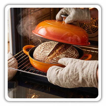 Hage - Broodbakvorm Gietijzer - Geëmailleerde Broodpan met Deksel - Voor Brood Bakken, Gratins & Stoofgerechten - Geschikt voor Gas, Inductie, Keramisch & Oven - Gelijkmatige Warmteverdeling - 2Liters - Ø26 x 16.5 cm - Oranje