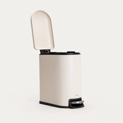 Homla - Linea Mat - Prullenbak Badkamer met Pedaal - Afvalbak Compact Metaal - Toilet Prullenbak met Deksel Geurvrij - Hygiënische Badkamer Afvalemmer Klein - 5L - 14.6 x 27.2 x 28.8 cm - Beige