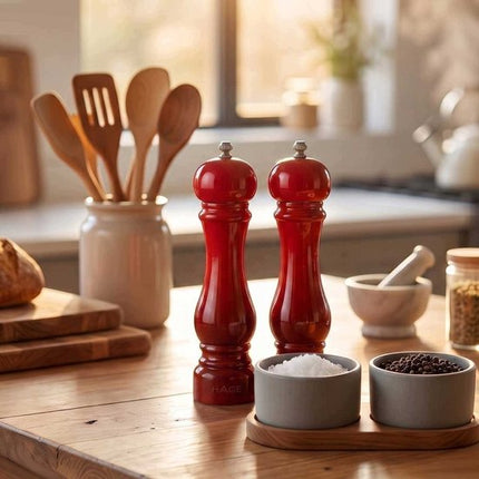 Hage - Rode Keukenset 4-Delig - Zout- & Pepermolens 22 cm met Keramische Maalschijven - Geëmailleerde Gietijzeren Koekenpan 20 cm - Braadpan 5L met Deksel 26 cm - Inductie, Gas & Oven - Voor Koken & Kruiden