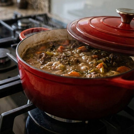 Hage - 3 Delig Braadpannenset - Gietijzeren Pannenset - Stoofpannenset - 3L, 4L en 5L met Deksel - Geëmailleerde Kookpannen - Ø22, Ø24 en Ø26 cm - Inductie - Oven - Warmtebehoud - Rood