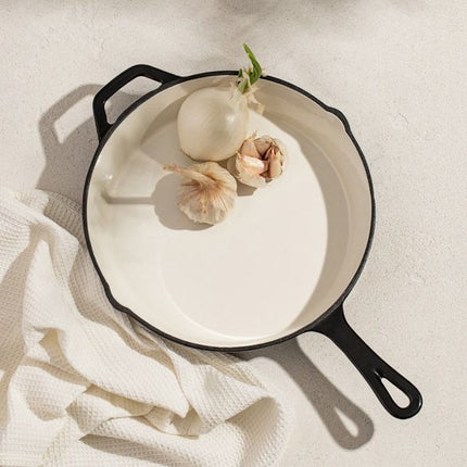 Homla - Andreas Cast Iron Pan - Gietijzeren Koekenpan - Ovenbestendig 220°C - Steakpan of Bakpan Inductie Geschikt - Duurzame Koekenpan - Ø26 x 5 cm - Beige & Zwart - Geëmailleerde Pan