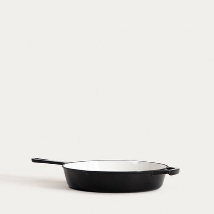 Homla - Andreas Cast Iron Pan - Gietijzeren Koekenpan - Ovenbestendig 220°C - Steakpan of Bakpan Inductie Geschikt - Duurzame Koekenpan - Ø26 x 5 cm - Beige & Zwart - Geëmailleerde Pan