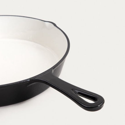 Homla - Andreas Cast Iron Pan - Gietijzeren Koekenpan - Ovenbestendig 220°C - Steakpan of Bakpan Inductie Geschikt - Duurzame Koekenpan - Ø26 x 5 cm - Beige & Zwart - Geëmailleerde Pan