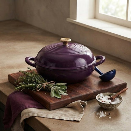 Hage - Geëmailleerde Braadpan - Gietijzeren Stoofpan met Deksel - Ovenvast & Geschikt voor Inductie, Gas en Keramische Kookplaat - Voor Brood, Gratins & Stoofgerechten - Inclusief Handbeschermers - 2Liters - Ø26 x 16.5 cm - Aubergine
