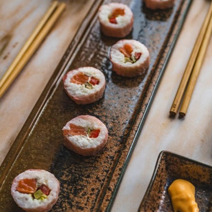 MPLCo - Ondes Serveerschaal - Lange Rechthoekige Schaal met Opstaande Rand - Sushi & Tapas Serveerschaal - Groot Bord Keramiek - Vaatwasser & Magnetron Bestendig - ca. 39 x 12 cm - Aardetinten
