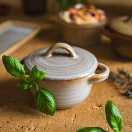MPLCo - Ombres Mini Casserole - Ovenschaal met Deksel - Ovenbestendig Bakvorm met Handvatten - Vaatwasser & Magnetron Bestendig - Kleine Stoofpot - Keramiek - Mini Ovenschaal - 150ml - Lichtbruin